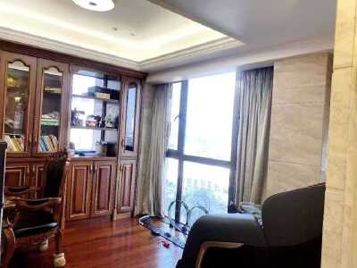 小区：国际公馆   价格：365万   户型：5室2厅  面积：200㎡ 