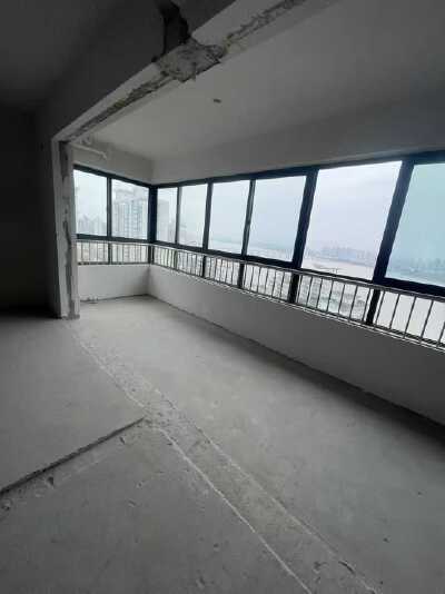 南门佳园 江景房 125平买来230万直降60万 现在168万税省 （3月份满二）东边套 好楼层 做3房两厅两卫  看房方便